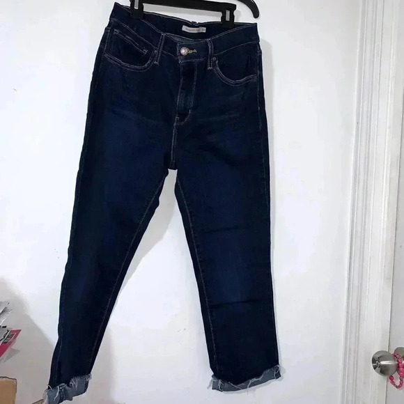 Levi's Jeans Women Size w30 L30 Cuffed Cropped Dark Wash Stretch Mid Rise. - Picture 1 of 10